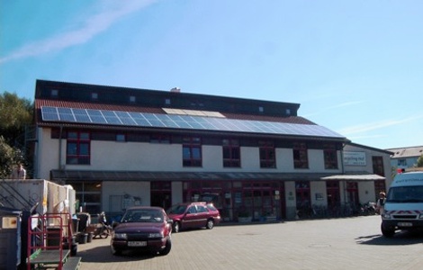 Foto: Das Geb�ude des Recycling-Hofs mit der Solaranlage auf dem Dach