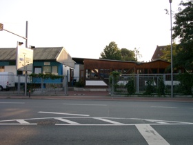 Foto: Das Geb�ude des Recycling-Markts