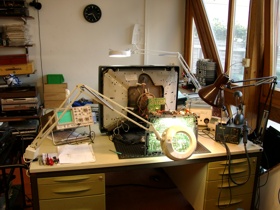 Foto: Ein Arbeitsplatz in der Fernsehwerkstatt