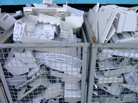 Foto: Eine Gitterbox mit computergrauen Kunststoffteilen