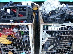 Foto: Eine Gitterbox mit computergrauen Kunststoffteilen