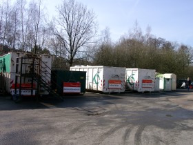 Foto: Die gro�en Sammelcontainer der Recycling-Station