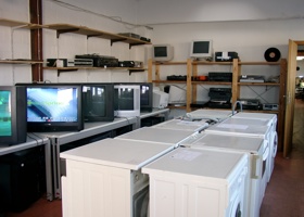 Foto: Innenansicht; Wei�ware, Fernseher und Wandregale mit Kleinger�ten
