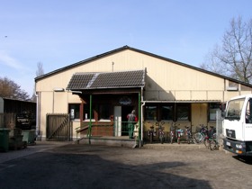 Foto: Das Geb�ude des Recycling-Marktes