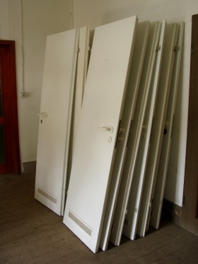Foto: Ein Dutzend T�ren, an die Wand gelehnt