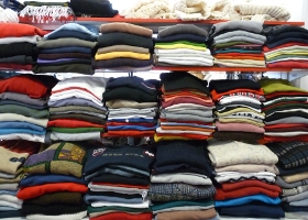 Foto: Pullover im Regal